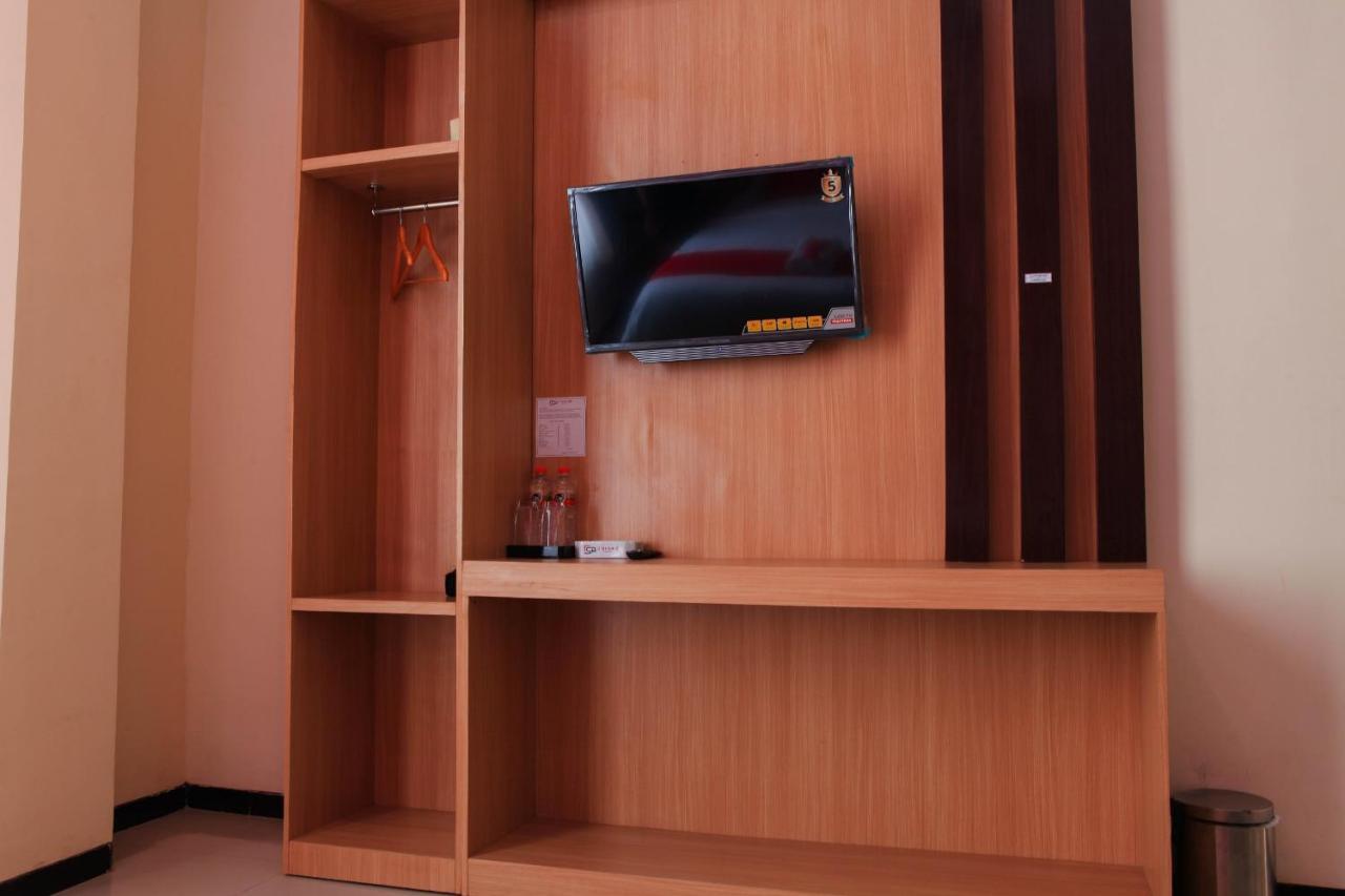 D'Shario Hotel Kepanjen Malang Exterior foto